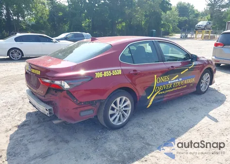 2021 Toyota Camry Le z USA, uszkodzony, nr VIN 4T1C11AK1MU594575